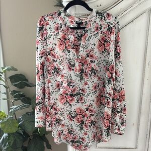 Torrid Size 1 White Long Sleeve Pink Floral Lightweight Split Neck Blouse